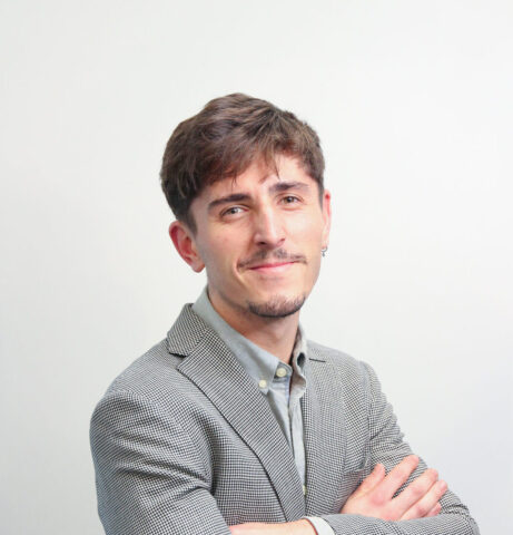 Consultor estratégico y de negocio, con los brazos cruzados.